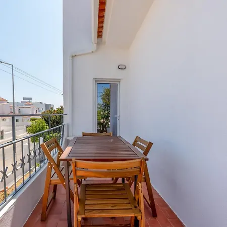 Διαμέρισμα Vivenda Neves In By Lovelystay *