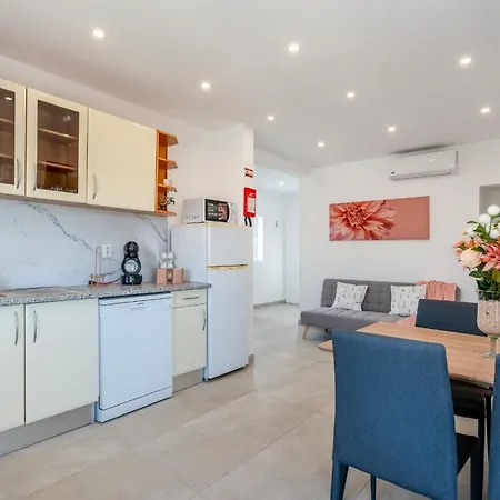 Διαμέρισμα Vivenda Neves In By Lovelystay Αλμπουφέιρα