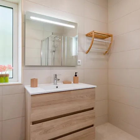 Διαμέρισμα Vivenda Neves In By Lovelystay